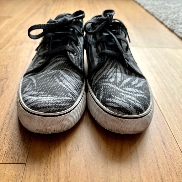 Men’s Nike Sneakers - Picture 2 of 7